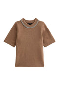 Brauner, gestrickter Pullover mit kurzen Ärmeln und einem runden Halsausschnitt, der mit einem Perlenakzent verziert ist. Strukturierter Stoff mit gerippten Saumdetails.