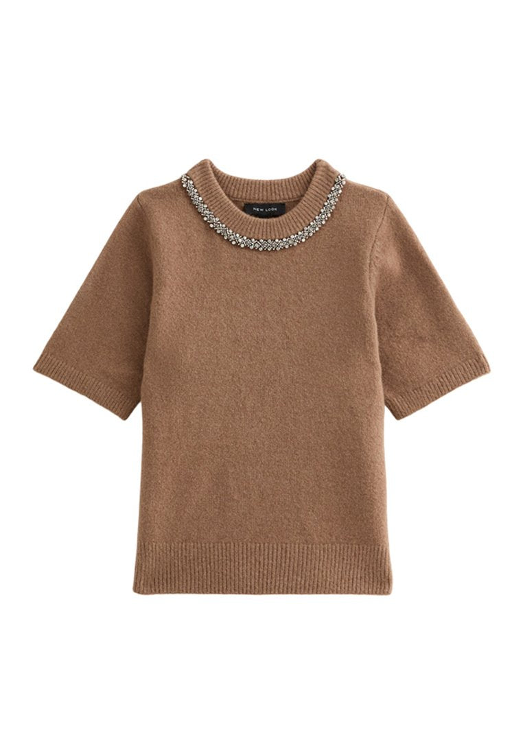 Brauner, gestrickter Pullover mit kurzen Ärmeln und einem runden Halsausschnitt, der mit einem Perlenakzent verziert ist. Strukturierter Stoff mit gerippten Saumdetails.