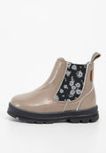 Beige Lackleder-Stiefelette mit schwarzem floralem Elastikeinsatz an der Seite, Gummisohle und Zugschlaufe. Runde Zehenpartie und dekorative Nahtdetails.