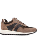 Braune und schwarze Wildleder- und Leder-Sneaker mit strukturiertem schwarzen Seitenpaneel, Schnürverschluss, cremefarbener Sohle und geriffelter schwarzer Laufsohle.