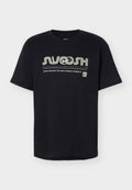 Schwarzes Nike-T-Shirt mit dem Schriftzug „Nuvossh“ und verschlungenem Swoosh-Logo, mit dem Spruch „Die Vergangenheit ist irrelevant. Die Zukunft ist ungewiss.“