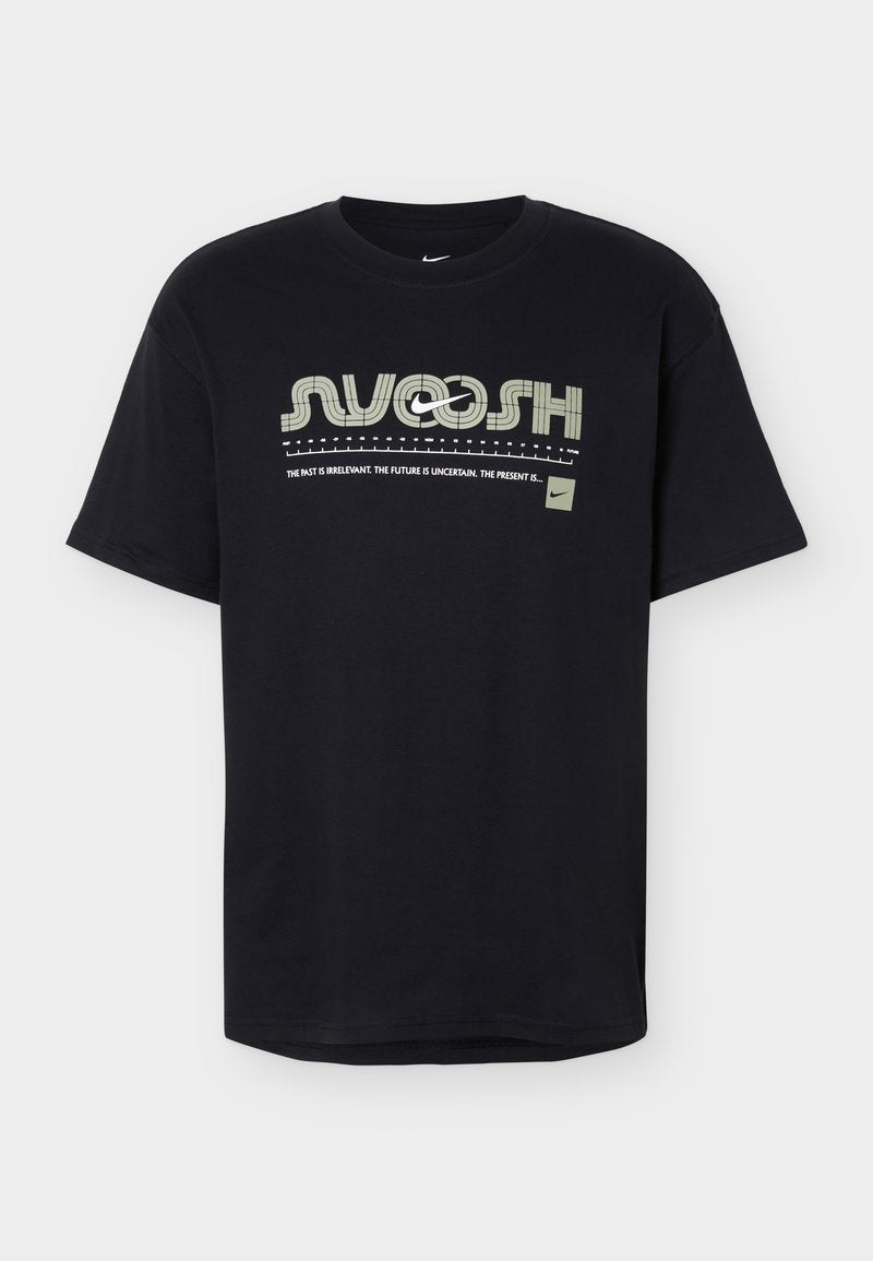 Schwarzes Nike-T-Shirt mit dem Schriftzug „Nuvossh“ und verschlungenem Swoosh-Logo, mit dem Spruch „Die Vergangenheit ist irrelevant. Die Zukunft ist ungewiss.“