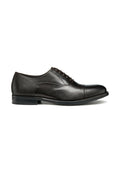 Dunkelbraune Lederdressschuhe mit glatter Oberfläche. Verfügt über eine Schnürverschluss und einen niedrigen Absatz, mit dezenten Nähten entlang der Seiten.