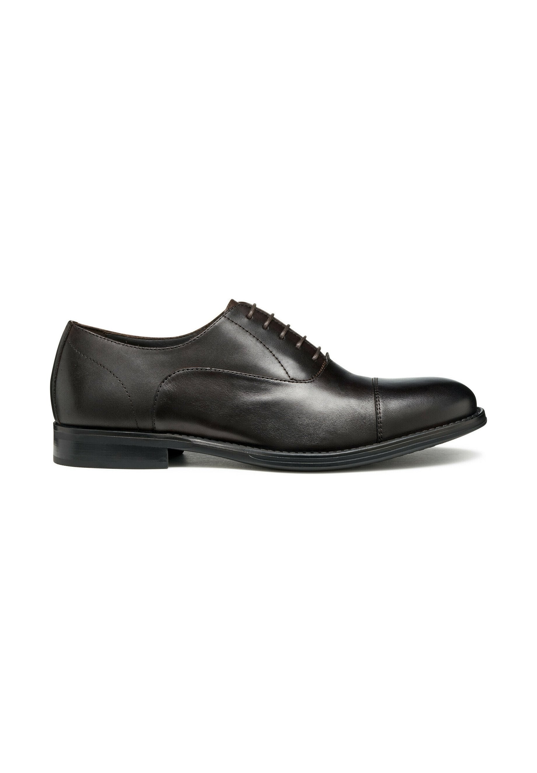 Dunkelbraune Lederdressschuhe mit glatter Oberfläche. Verfügt über eine Schnürverschluss und einen niedrigen Absatz, mit dezenten Nähten entlang der Seiten.