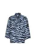 Blaue und schwarze Bluse mit Zebramuster, hohen Kragen und durchgehender Knopfleiste. Verfügt über lange Ärmel und einen lässigen Schnitt.