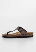 Braune Flip-Flop-Sandale mit einem Korkfußbett, Gummiaußensohle und einem Riemen mit Schnalle und Branding-Detail. Glattes und minimalistisches Design.