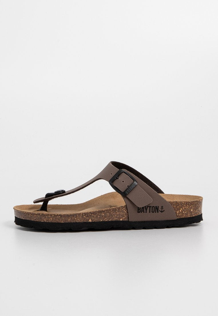 Braune Flip-Flop-Sandale mit einem Korkfußbett, Gummiaußensohle und einem Riemen mit Schnalle und Branding-Detail. Glattes und minimalistisches Design.