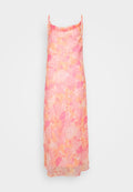 Satin-Blumenkleid in verschiedenen Rosa- und Pfirsichtönen, mit verstellbaren Spaghetti-Trägern und einem lockeren, fließenden Schnitt. Leichter, halbtransparenter Stoff.
