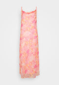 Satin-Blumenkleid in verschiedenen Rosa- und Pfirsichtönen, mit verstellbaren Spaghetti-Trägern und einem lockeren, fließenden Schnitt. Leichter, halbtransparenter Stoff.