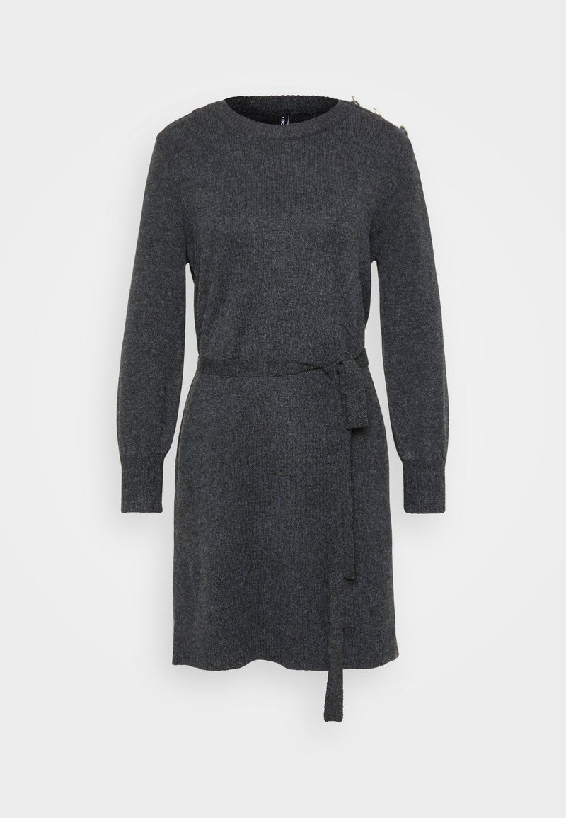 Kollerschwarz gestricktes Langarmkleid mit Rundhalsausschnitt, seitlichem Bindegürtel, gerippten Bündchen und Knopfdetails an der linken Schulter.