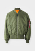 Olivgrüne Bomberjacke mit Reißverschluss vorne, gerippten Bündchen und Saum, Seitentaschen und orangefarbenem Futter. Mit rotem Etikett-Detail am Ärmel.