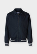 Marineblaue Bomberjacke mit Reißverschluss, Kragen, gerippten Bündchen und Saum mit weißen Streifen sowie Seitentaschen.