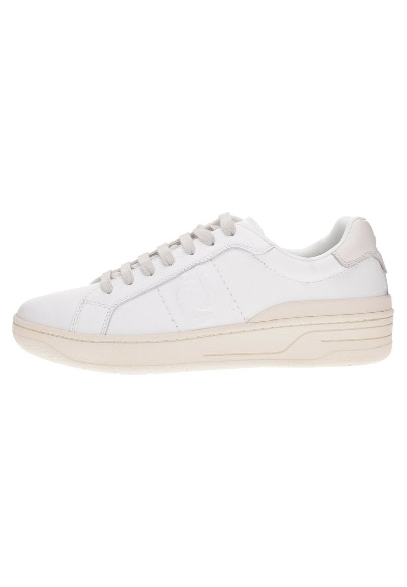 Weiße Sneaker mit einem Obermaterial aus glattem Leder, beigen Akzenten, runder Spitze, flachen Schnürsenkeln und einer strukturierten Gummisohle. Dezentes Logo an der Seite.