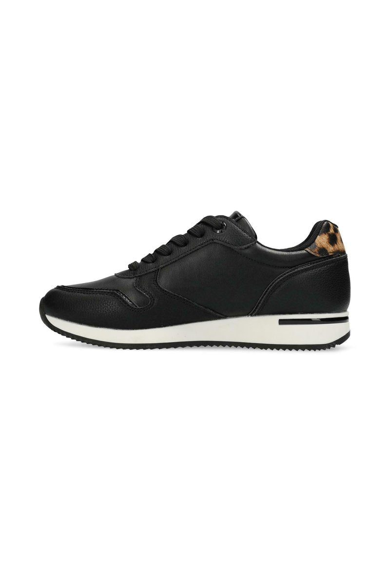 Schwarze Sneaker mit einem glatten Leder-Obermaterial, Schnürdesign, weißer Sohle und einem Leopardenmuster-Akzent an der Ferse. Strukturierte Oberflächendetails.