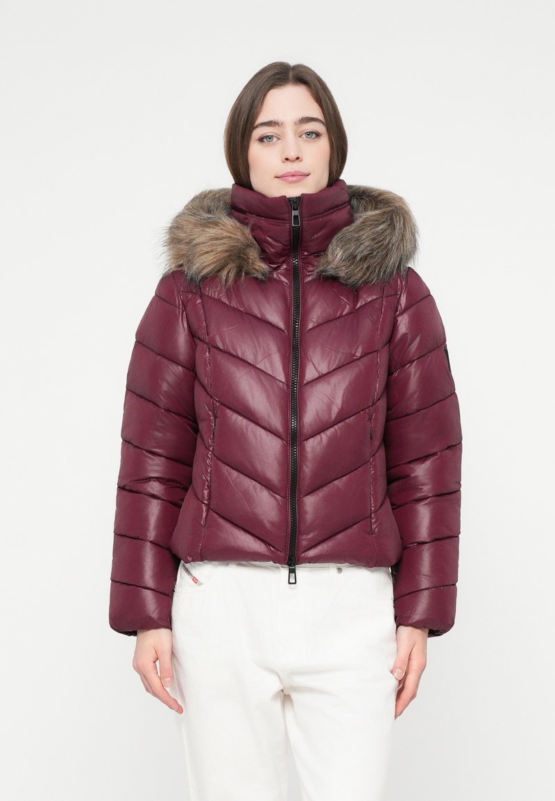 Burgunderfarbene Pufferjacke mit Chevron-Muster, ausgestattet mit einer Kapuze aus Kunstfell, einem Reißverschluss und gerippten Bündchen.