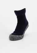 Marineblaue Wollsocke mit umgeschlagenem Bündchen und dicker grauer Filzsohle, entwickelt für Komfort und Wärme im Innenbereich.