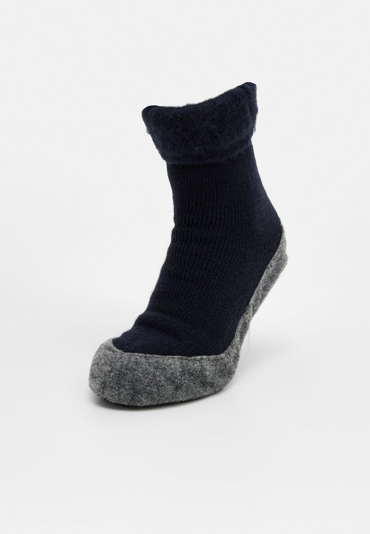Marineblaue Wollsocke mit umgeschlagenem Bündchen und dicker grauer Filzsohle, entwickelt für Komfort und Wärme im Innenbereich.