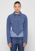 Blaue cropped Jacke mit strukturiertem Kragen, langen Ärmeln und einzigartigem, schrägen Saum; glattes Material mit dezenten Stichdetails.
