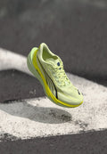 Puma DEVIATE NITRO 4 - Road running shoes - apple spritz/deep plum