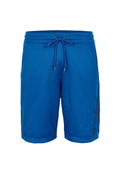 Blaue Sportshorts aus einem glatten Stoff. Mit einem verstellbaren Kordelzugbund und einem schwarzen Logo, das auf der Seite aufgedruckt ist.