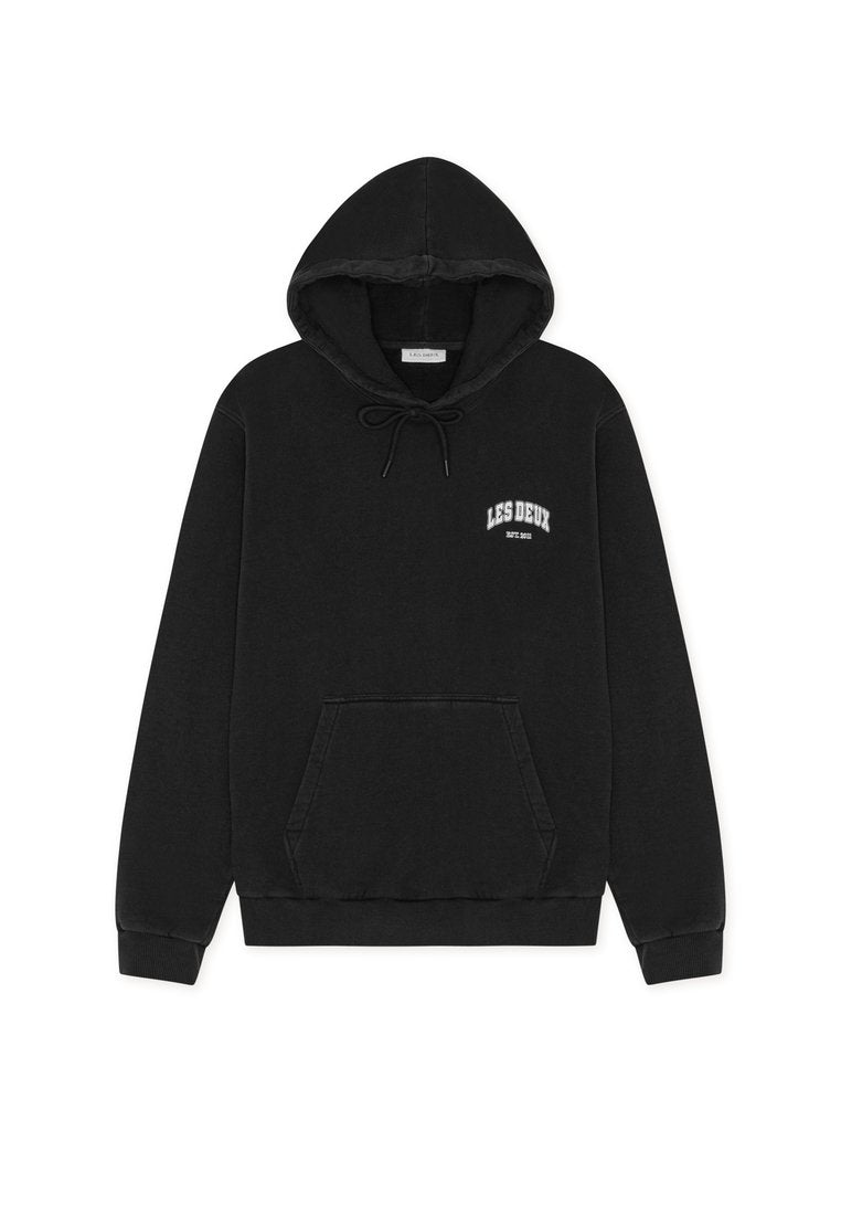 Schwarzer Hoodie aus weichem Stoff mit Kordelzug, Fronttasche und weißem "LES DEUX"-Logo auf der Brust. Normale Passform, gerippte Bündchen.