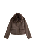 Braune cropped Jacke mit einem Fellkragen, goldenen Knopfverschluss und zwei Fronttaschen, gefertigt aus weichem, gewebtem Stoff.