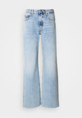 Helle blaue, weite Jeans mit verblasster Denim-Textur, hoher Taille und klassischem Fünf-Taschen-Design. Mit Knopf- und Reißverschluss.