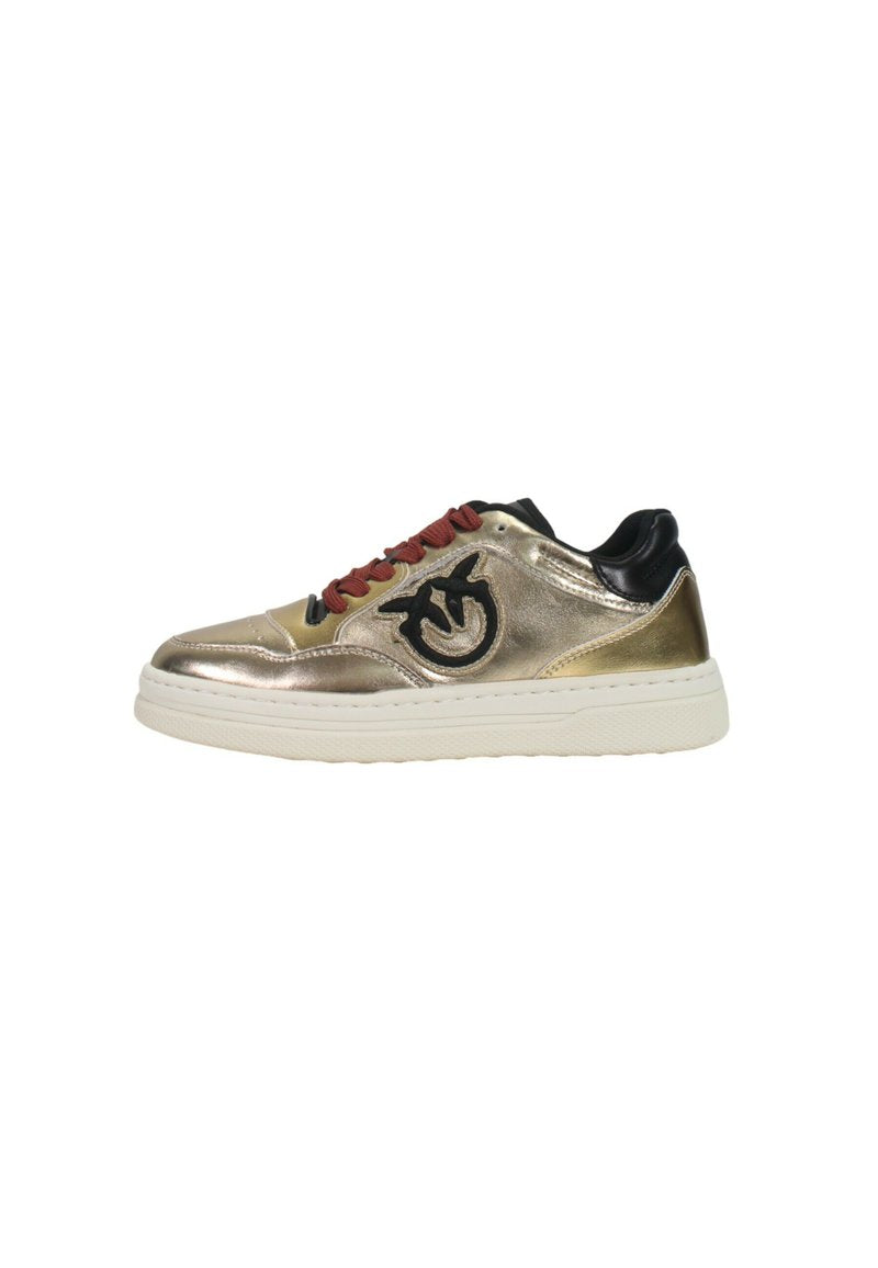 Metallisch goldene Sneakers mit schwarzen Akzenten, roten Schnürsenkeln und einem Logo an der Seite. Sie haben eine flache weiße Sohle und eine glatte Textur.