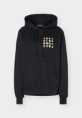 Schwarzer Hoodie mit Fronttasche und bunten geometrischen Buchstaben, die "Peak Performance" auf der linken Brust schreiben, mit Kordelzug an der Kapuze und gerippten Bündchen.