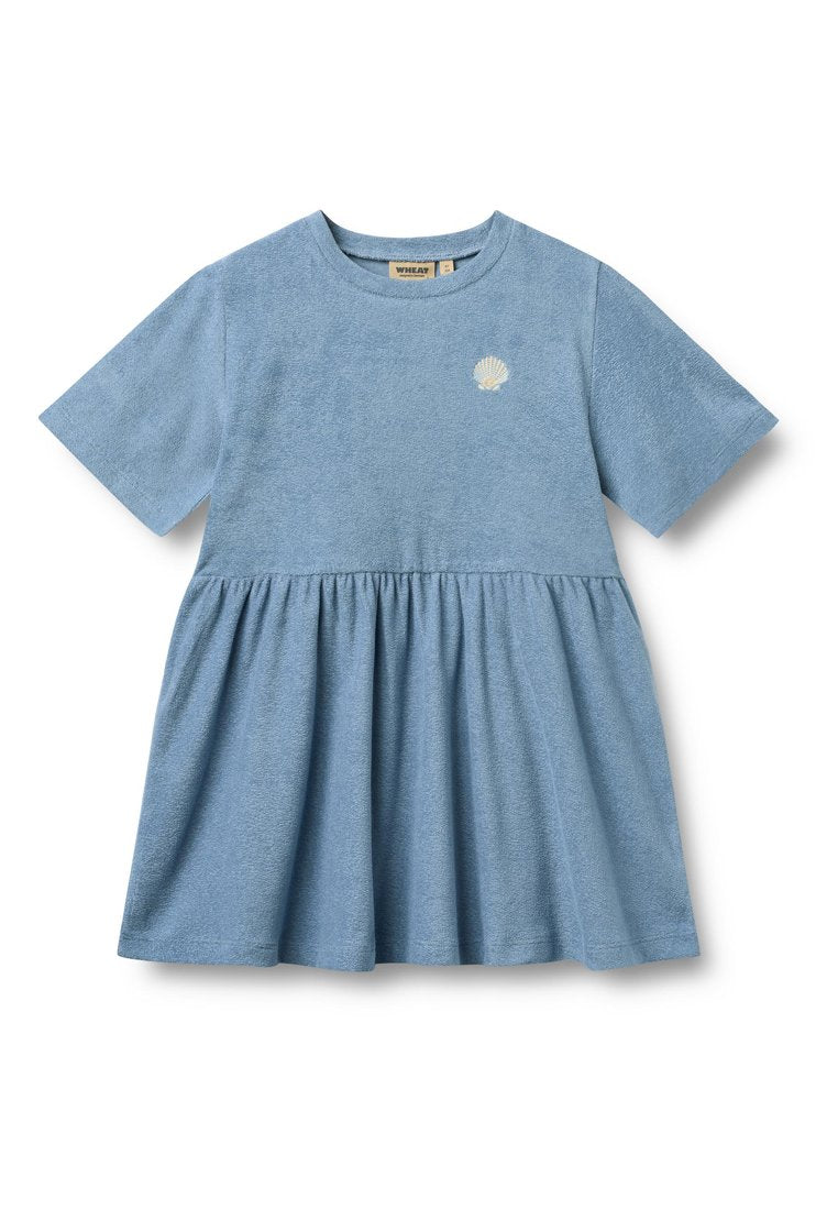 Hellblaues Kurzarmkleid aus strukturiertem Stoff, mit gerafftem Rock und kleinem Muschelemblem auf der Brust. Rundhalsausschnitt.