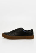 Schwarze Leder-Sneaker mit flachen Schnürsenkeln, runder Zehenpartie und strukturiertem braunem Gummisohle. Verfügt über ein blaues Logo-Tag an der Seite.
