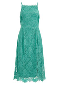 Ein türkisfarbenes Spitzenkleid mit figurbetontem Oberteil und schwingendem Rock. Es hat dünne Träger und einen wellenförmigen Saum mit floralen Mustern.