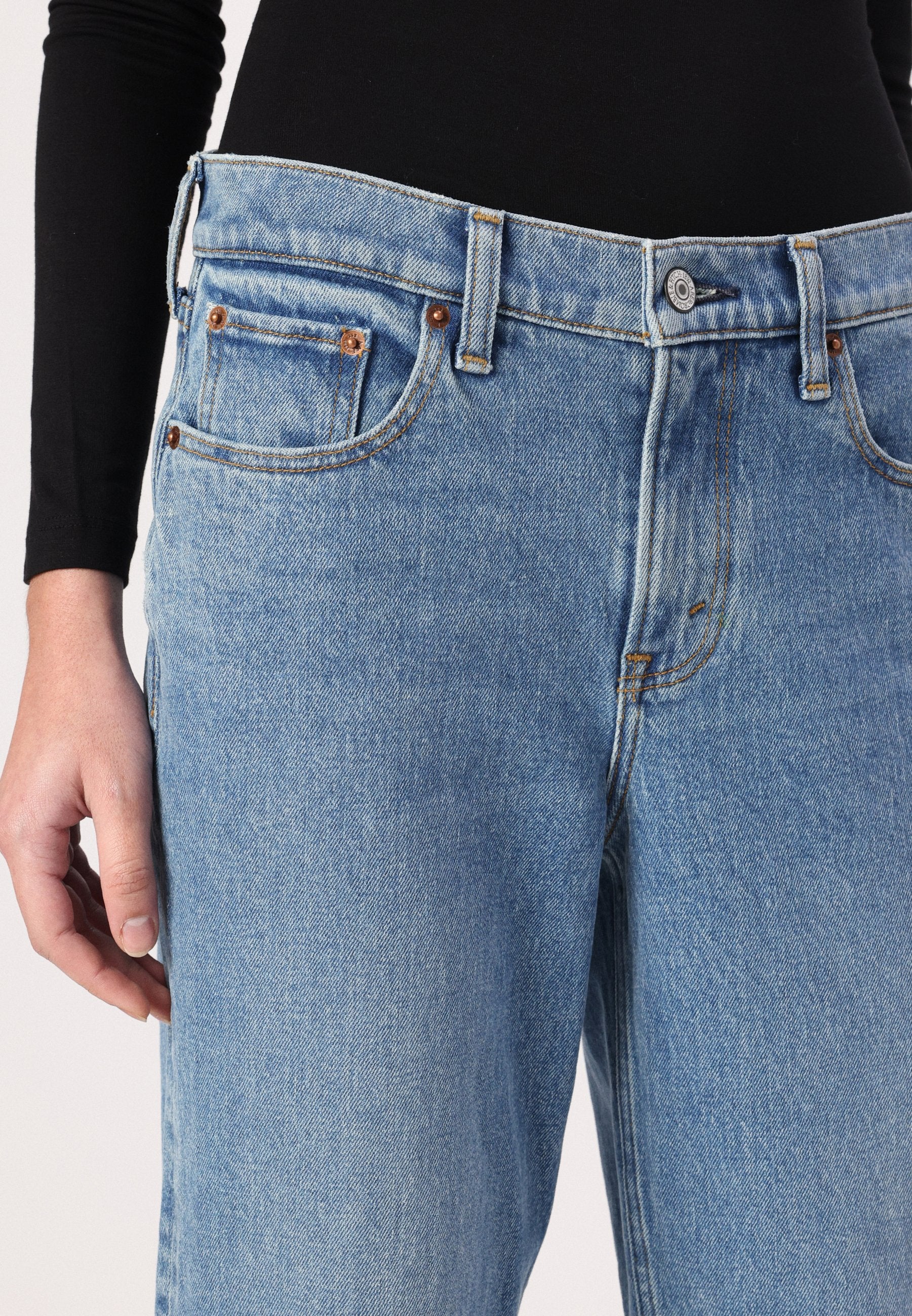 Abercrombie & Fitch Curve Love Mid Rise 90s Straight Jean