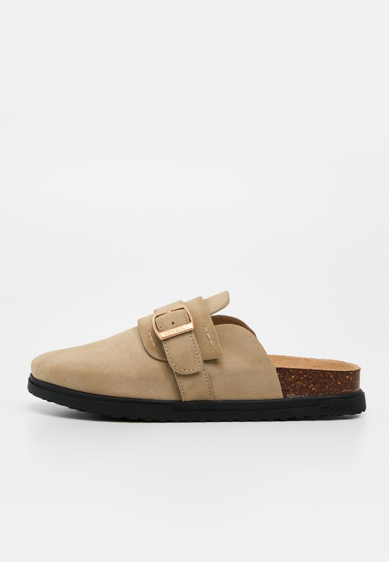 Beige Wildleder-Pantolette zum Hineinschlüpfen mit verstellbarem Schnallenriemen, Kork-Fußbett und schwarzer Gummisohle, seitlich auf weißem Hintergrund gezeigt.
