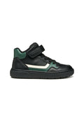 Schwarzer High-Top-Sneaker mit grünen und weißen Akzenten, aus Leder gefertigt, ausgestattet mit einem Klettverschluss und einer strukturierten Gummisohle.