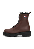 Braune Lederstiefelette mit schwarzem Kunstfellkragen, runder Zehenform, schwarzem Gummisohle und schwarzen Schnürsenkeln. Verfügt über ein Logopatch an der Seite.