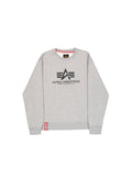 Grauer Sweatshirt mit Rundhalsausschnitt, ausgestattet mit einem schwarzen Logo "ALPHA INDUSTRIES" und einem roten Akzent-Tag am Saum. Baumwollmischung, lässiges Design.