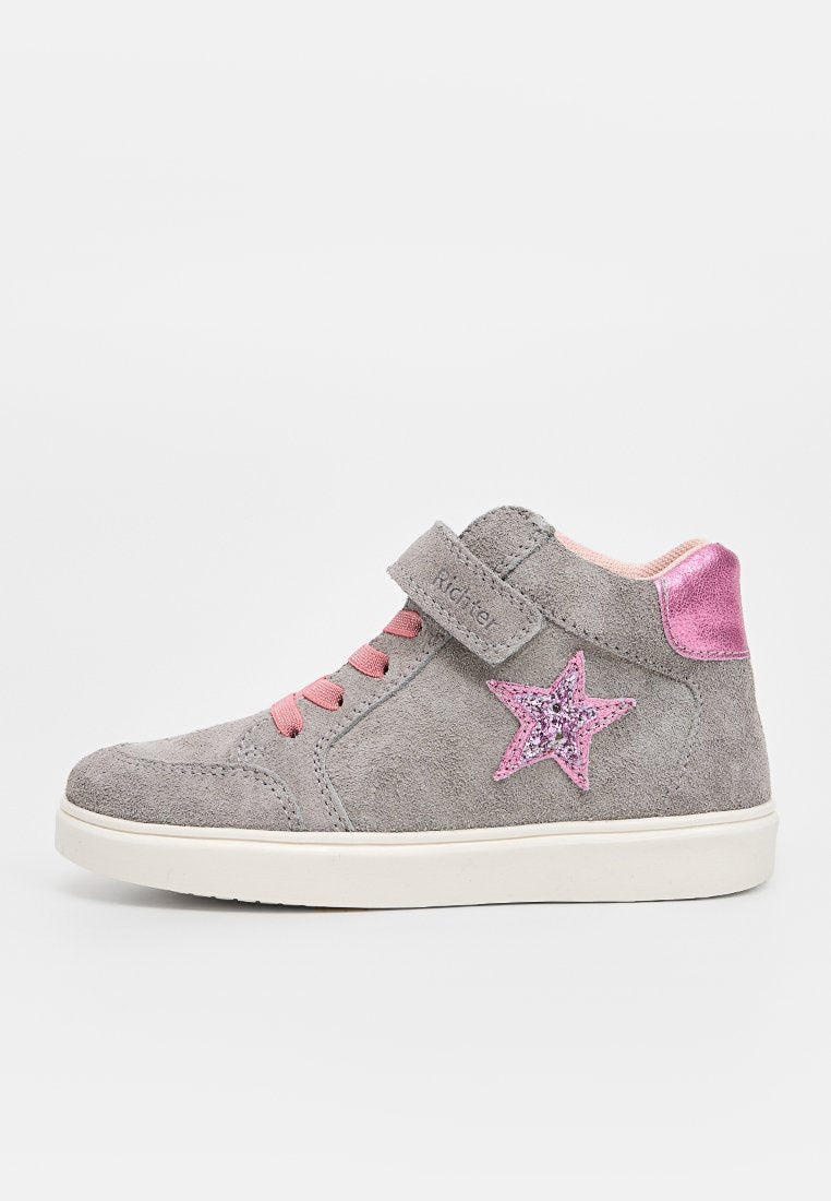 Graue Wildleder-Hochschuhe mit pinken Schnürsenkeln und Sternelement, mit einem pinken metallischen Absatz und einem Klettverschluss.