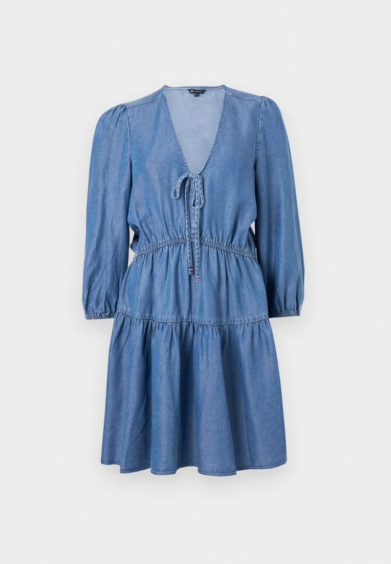 Jeanskleid mit V-Ausschnitt, verstellbarem Taillenbund und Puffärmeln. Mit schichtbarem Rock und einer hellblauen Farbe mit weicher Textur.