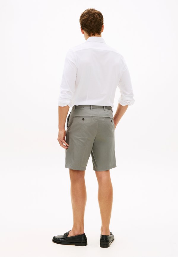 Tommy Hilfiger BROOKLYN SATIN SLIM CHINO SHORTS