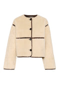Kürzerer Jacke aus Kunstfell in Creme mit braunen Akzenten, mit rundem Hals, fünf Knöpfen und weiten Ärmeln. Weiche Textur und boxy Form.