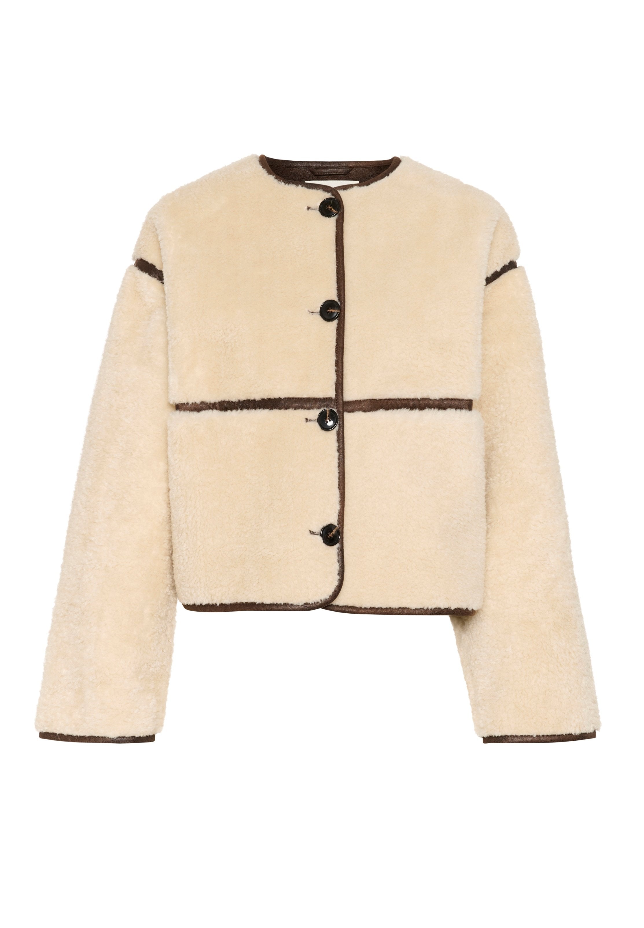 Kürzerer Jacke aus Kunstfell in Creme mit braunen Akzenten, mit rundem Hals, fünf Knöpfen und weiten Ärmeln. Weiche Textur und boxy Form.