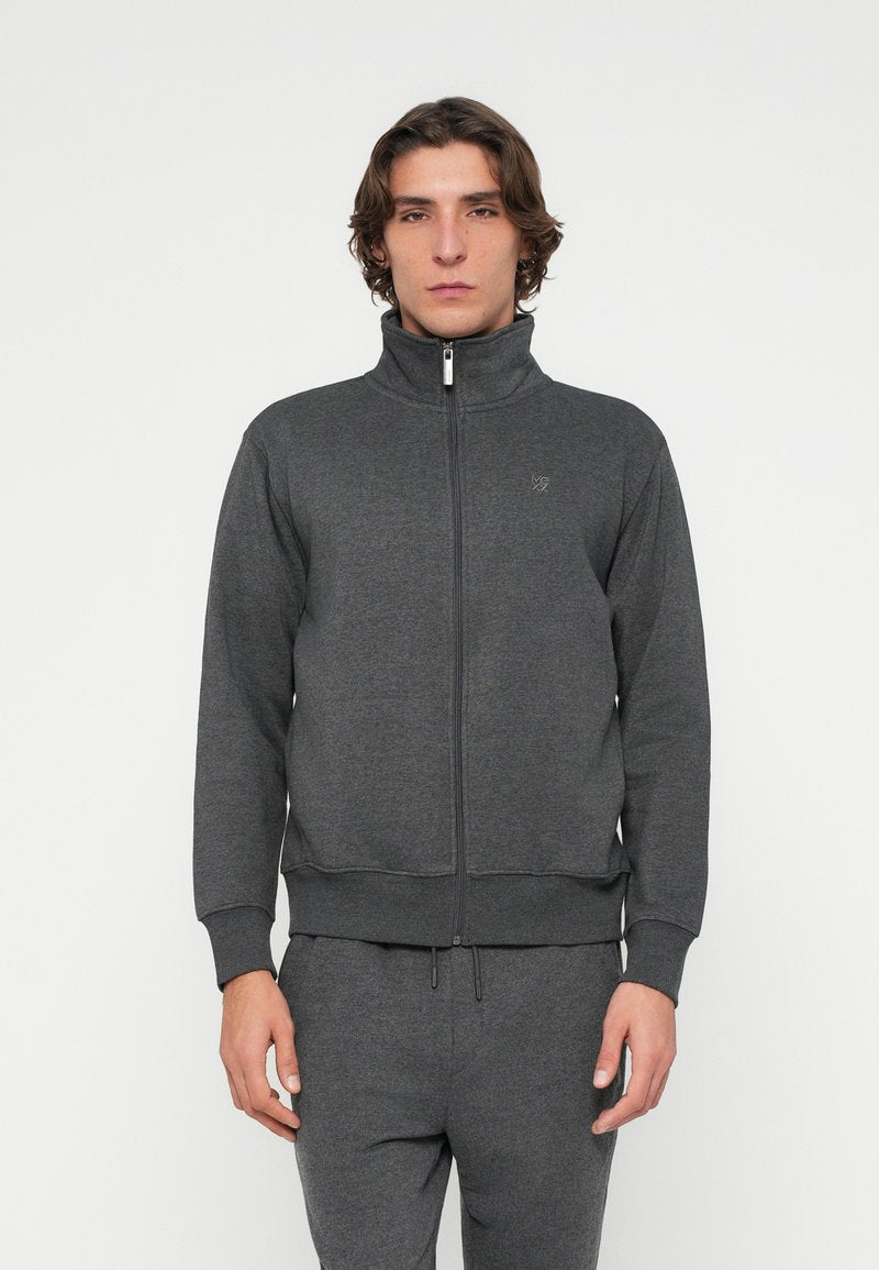Dunkelgraue Reißverschlussjacke mit hohem Kragen, gerippten Bündchen und Saum sowie einem dezenten Logo auf der Brust. Weicher, strukturierter Stoff.