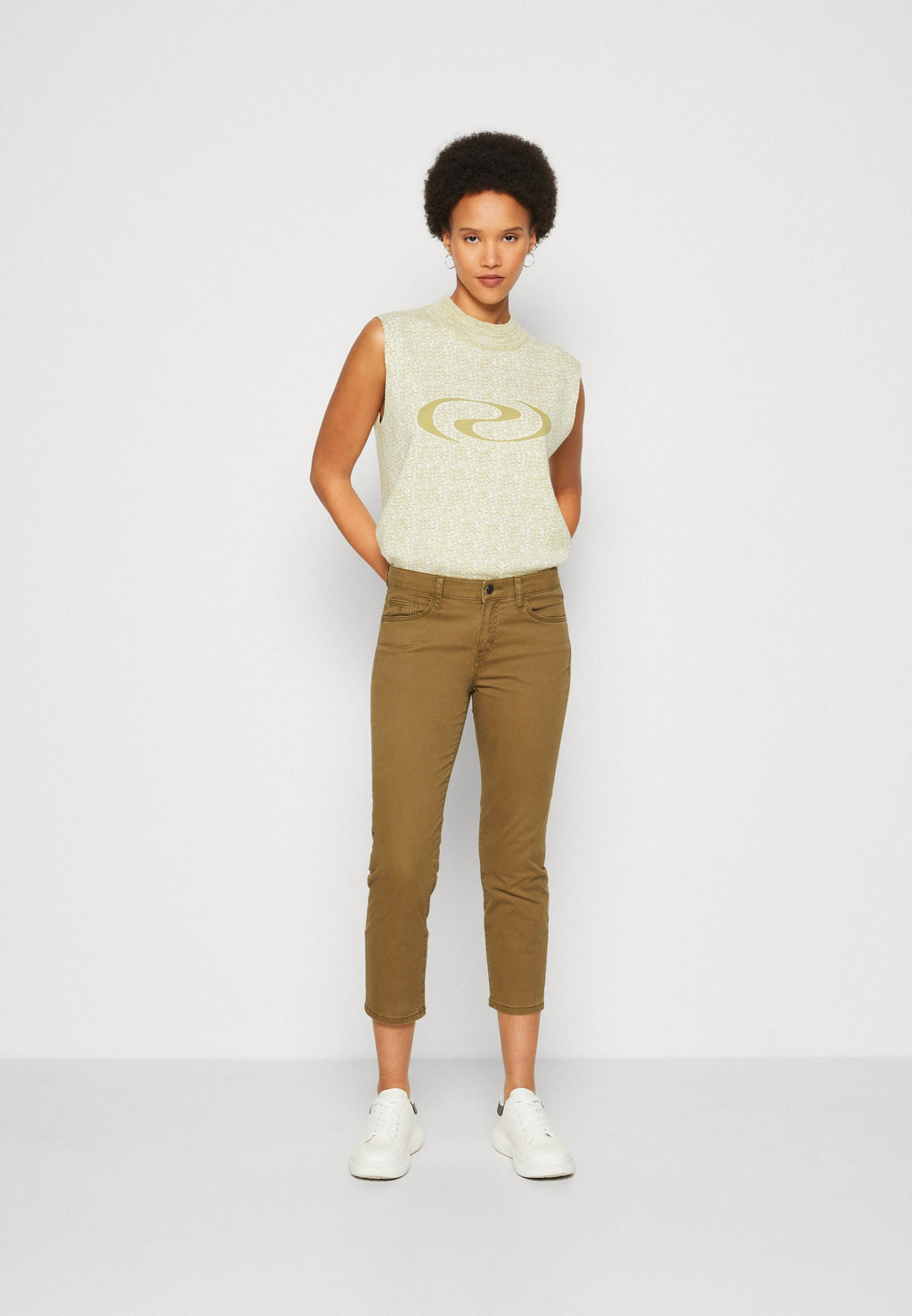 5 POCKET CAPRI Media 6