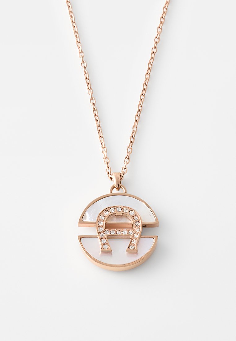 Roségoldene Halskette mit rundem Anhänger, der mit Perlmutt-Einlagen und einer mit Strass besetzten Hufeisenform in der Mitte verziert ist.