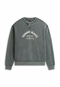 Grauer Sweatshirt mit Rundhalsausschnitt und weißem Text "TOMMY JEANS SINCE 1985 New York City" auf der Vorderseite sowie dunklen Kontrastnähten an Nähten und Bündchen.