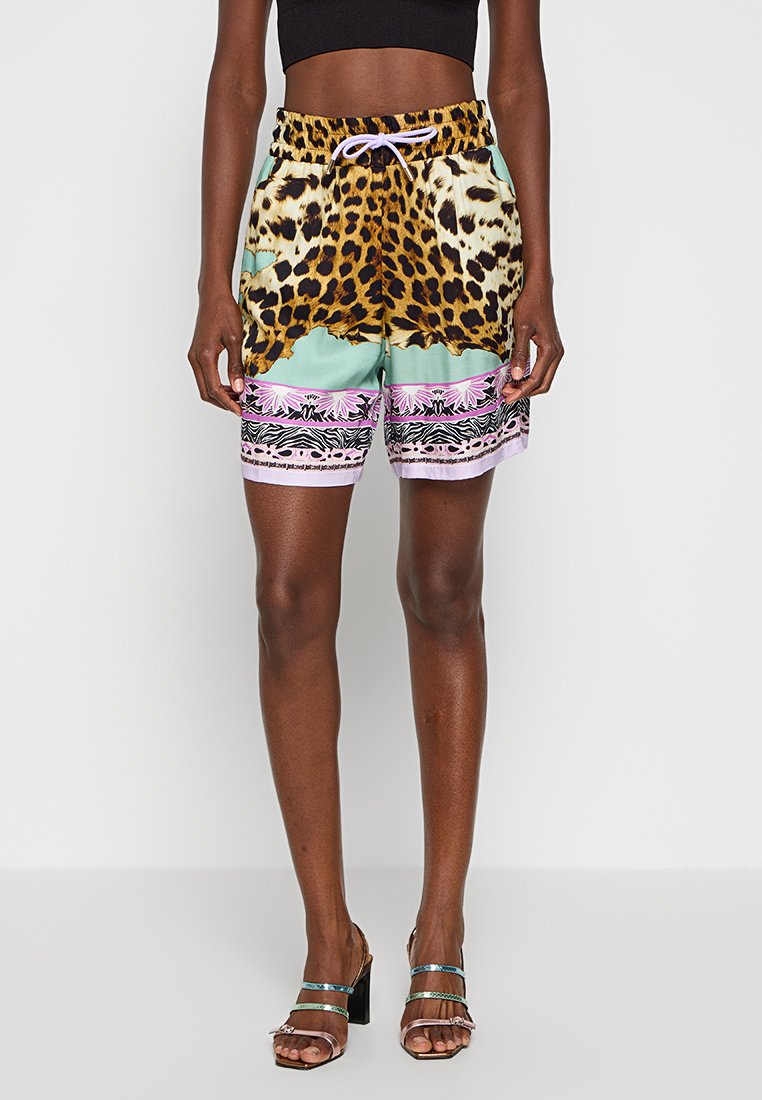 Leopardenmuster-Shorts mit türkisfarbenem Grund, verziert mit pinken Blumen und schwarzen Streifenakzenten. Mit Kordelzugbund; seitliche Taschen.