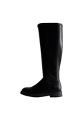 Knöchelhoher schwarzer Lederstiefel mit glatter Textur, abgerundeter Spitze und flacher Sohle. Nahtloses Design mit minimalistischen Akzenten.
