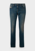 Blaue Slim-Fit-Jeans mit ausgewaschenen Details an Oberschenkeln und Knien, Fronttaschen, Gürtelschlaufen und einer Knopfverschluss-Leibhöhe.