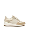Beiger und cremefarbener Sneaker mit niedrigem Schaft, weißer Sohle, perforiertem Seitenpanel, Wildleder-Zehenpartie, metallischen Akzenten und weißen Schnürsenkeln.